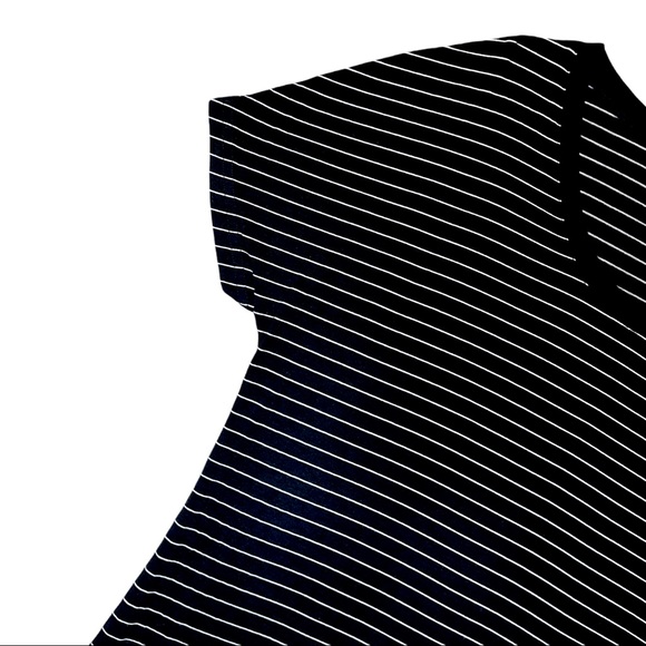 ⭐️Black and white striped short sleeve scoop neck t-shirt size large women’s - Picture 5 of 8